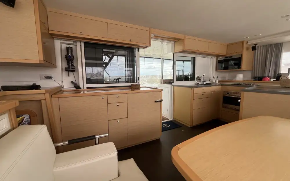 slider 19 Lagoon  450 Sport Top