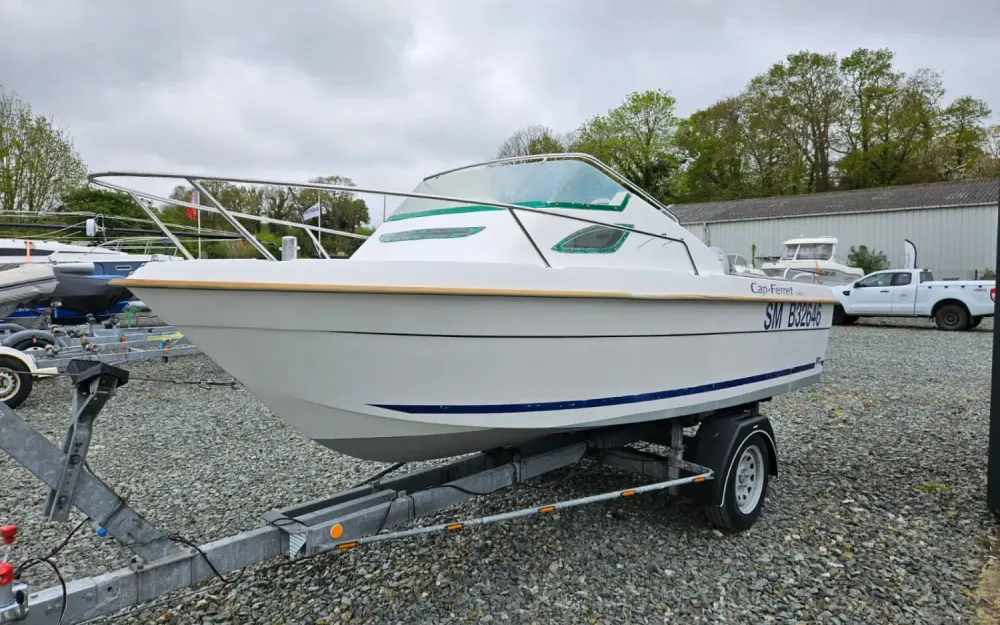 B2 MarineCap Ferret 500 Cabin