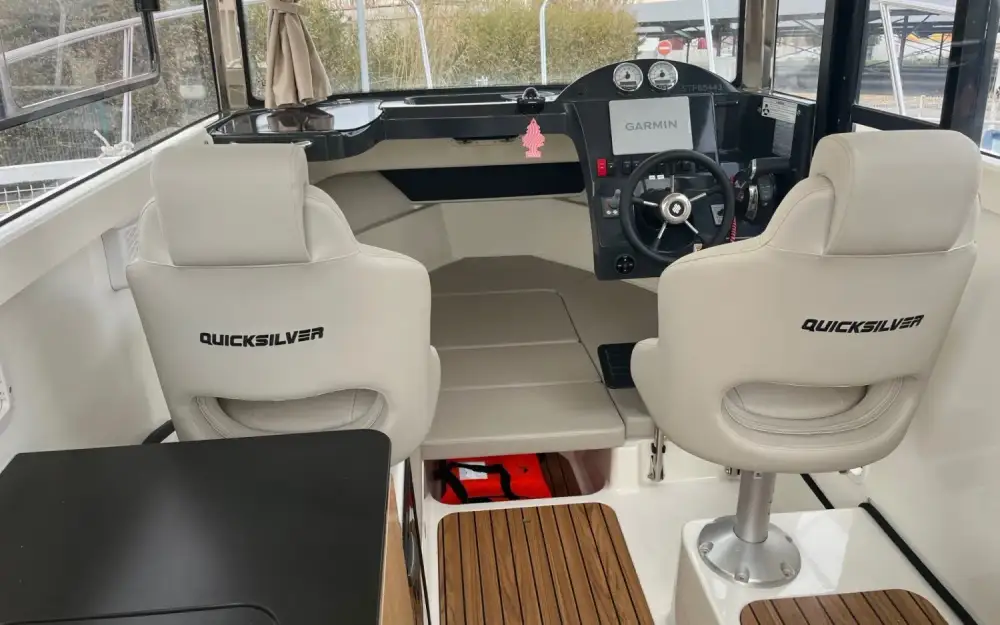 slider 11 Quicksilver  755 Pilothouse