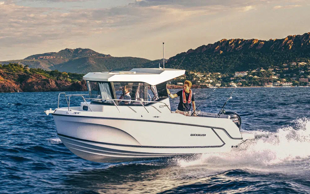 slider 10 Quicksilver Captur 625 Pilothouse