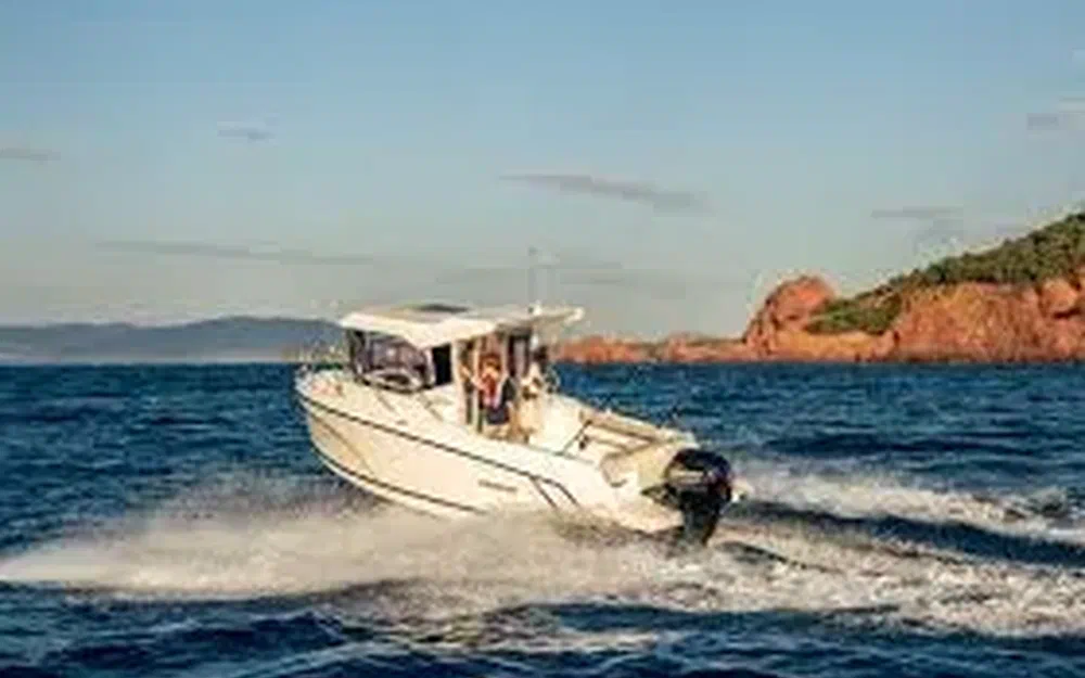 slider 8 Quicksilver Captur 625 Pilothouse