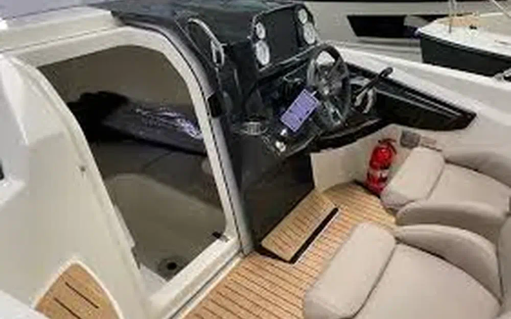 slider 8 Quicksilver Activ 555 Cabin