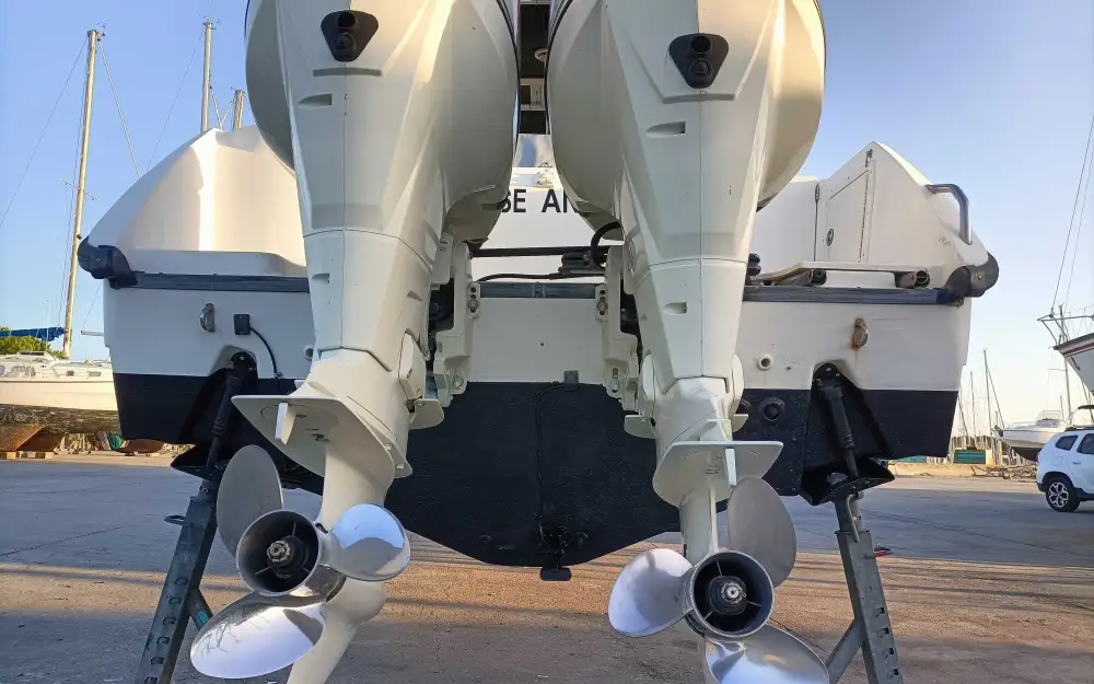 slider 8 Boston Whaler  26 Outrage