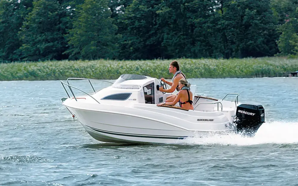QuicksilverActiv 430 Cabin