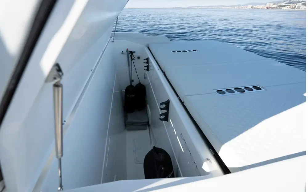 slider 5 De Antonio Yachts D50 Coupe