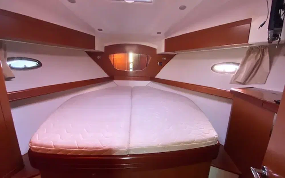 slider 12 Beneteau Antares 42