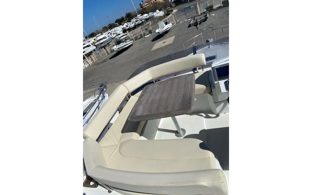 slider 17 Beneteau Antares 42