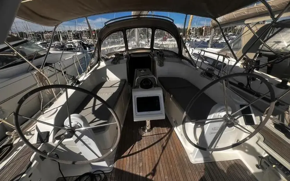 slider 2 Bavaria  37 Cruiser - null