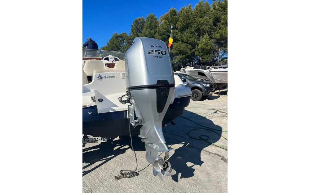 slider 1 Jeanneau Cap Camarat 755