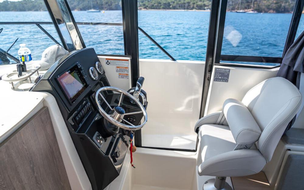 slider 1 Quicksilver Captur 705 Pilothouse