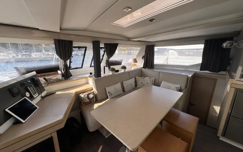 slider 10 Fountaine Pajot Lucia 40