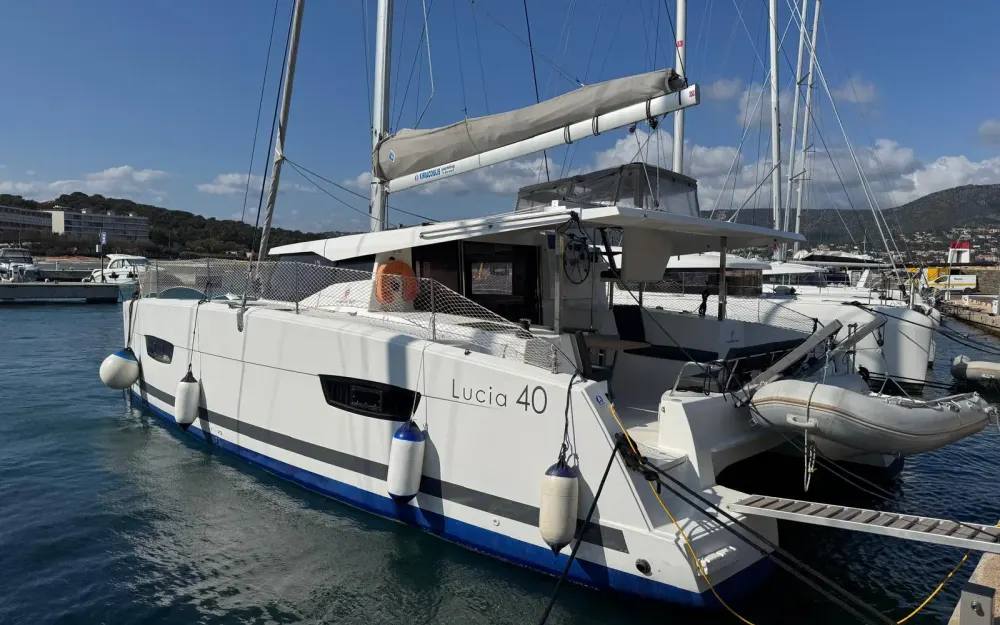 slider 1 Fountaine Pajot Lucia 40