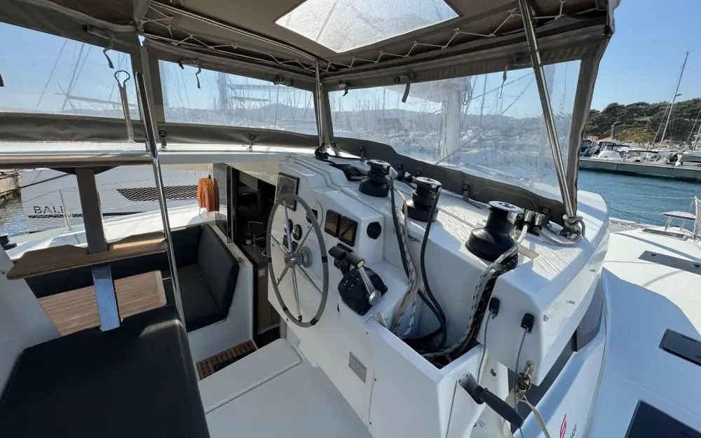 slider 25 Fountaine Pajot Lucia 40