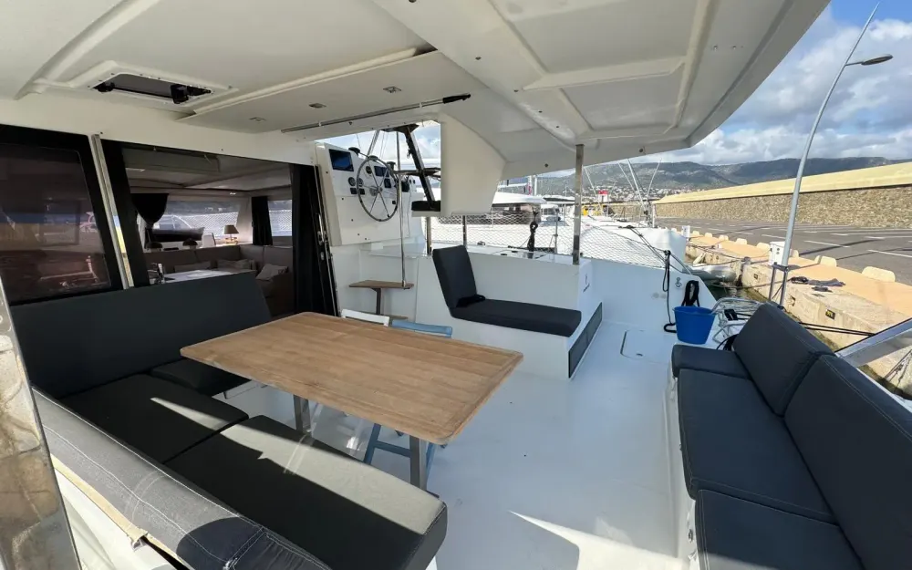 slider 6 Fountaine Pajot Lucia 40