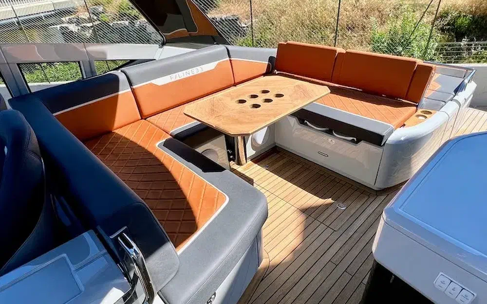 slider 10 Fairline F-Line 33