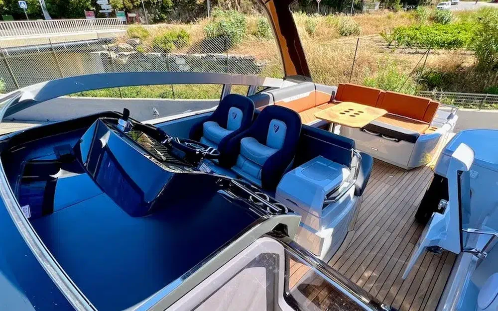 slider 11 Fairline F-Line 33