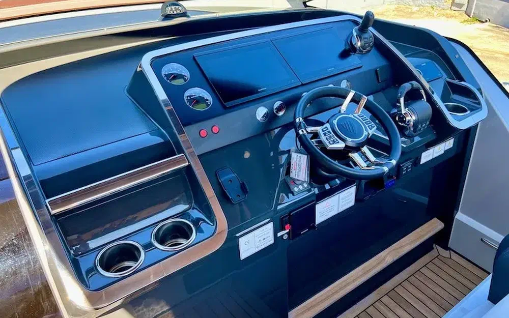 slider 12 Fairline F-Line 33