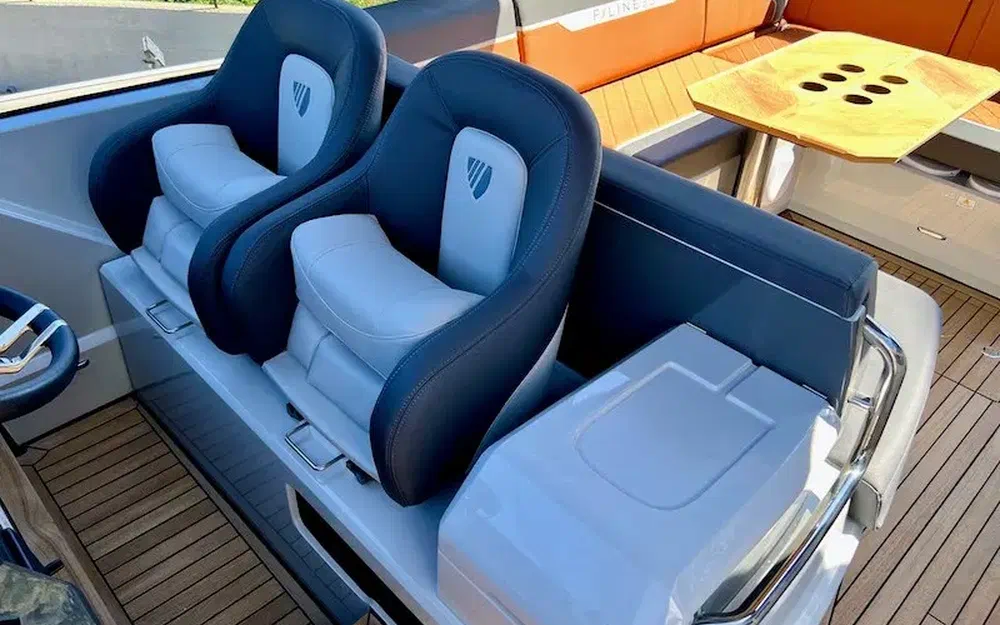 slider 13 Fairline F-Line 33