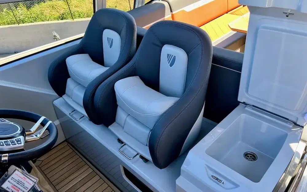 slider 14 Fairline F-Line 33