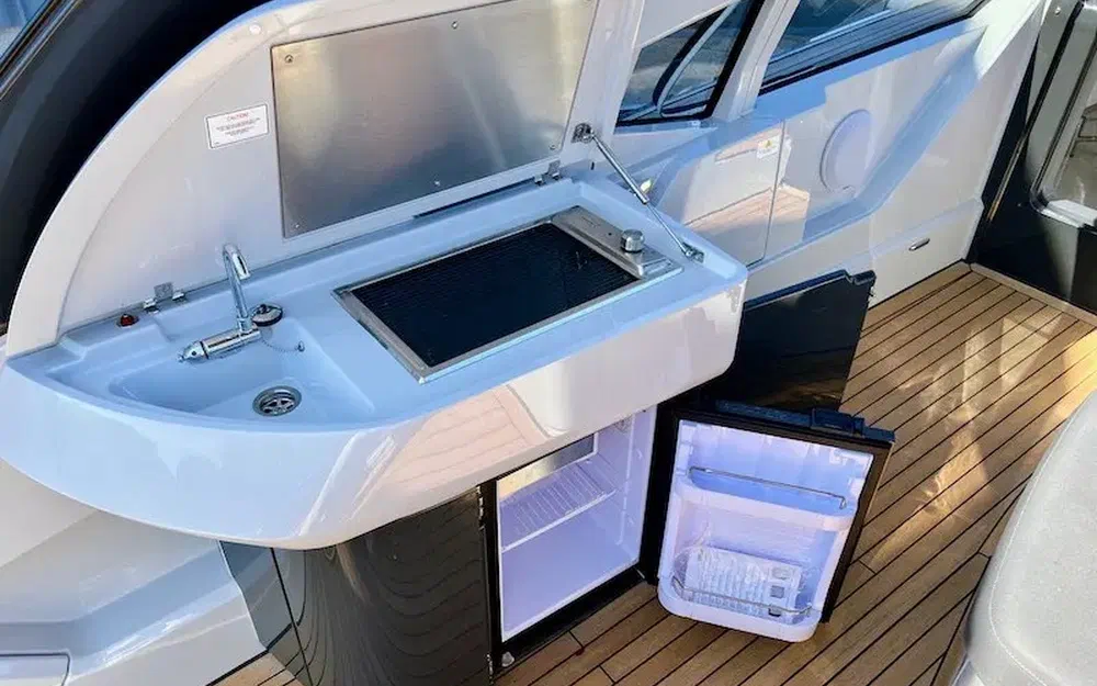 slider 15 Fairline F-Line 33