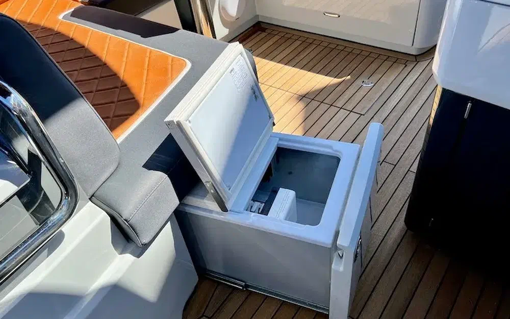 slider 16 Fairline F-Line 33