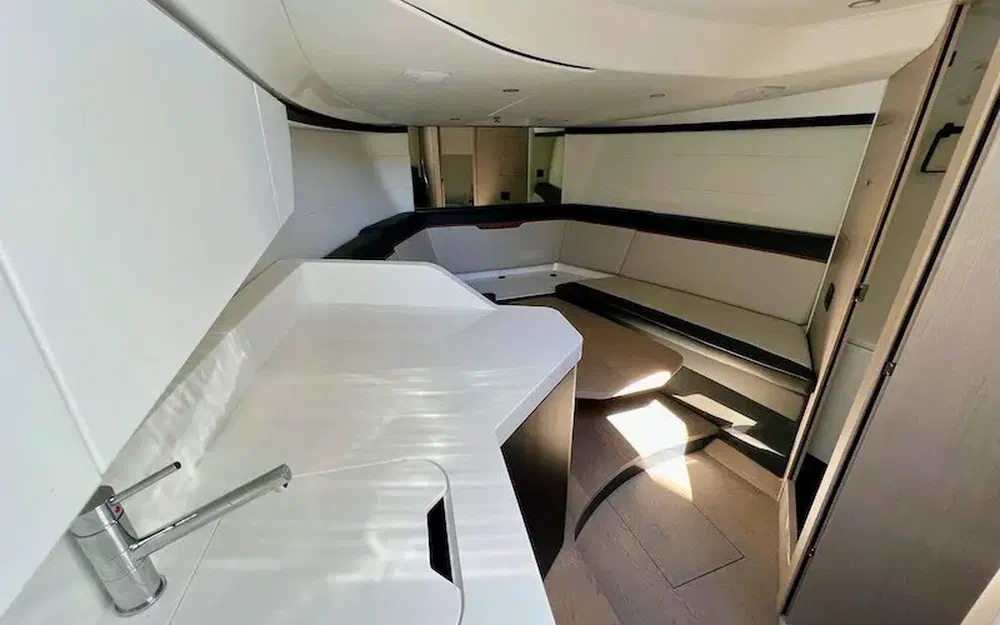 slider 18 Fairline F-Line 33