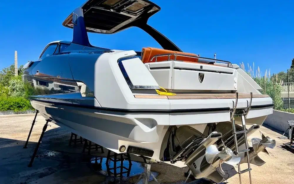 slider 2 Fairline F-Line 33