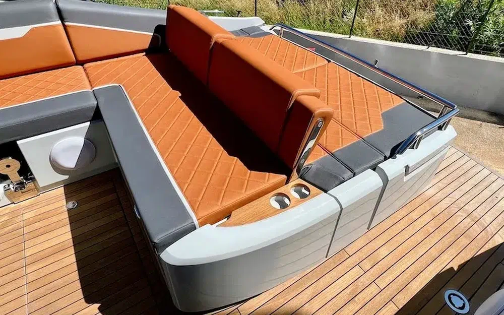 slider 7 Fairline F-Line 33