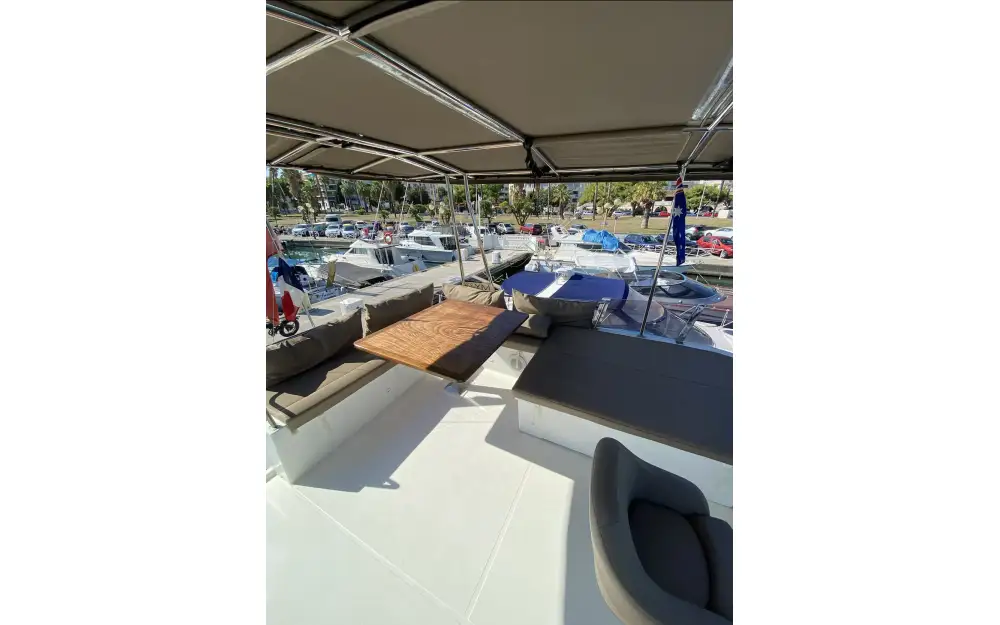 slider 16 Fountaine Pajot My 37