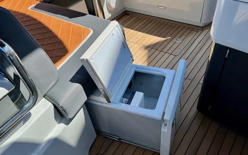 slider 11 Fairline F-Line 33
