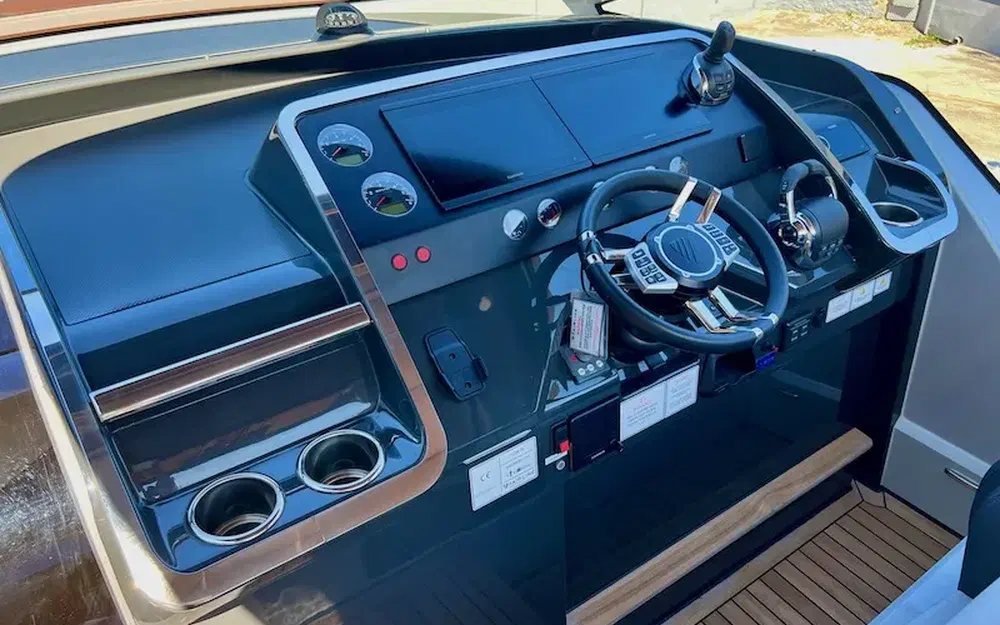 slider 12 Fairline F-Line 33