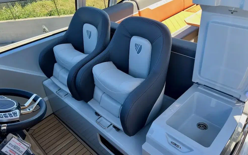 slider 14 Fairline F-Line 33