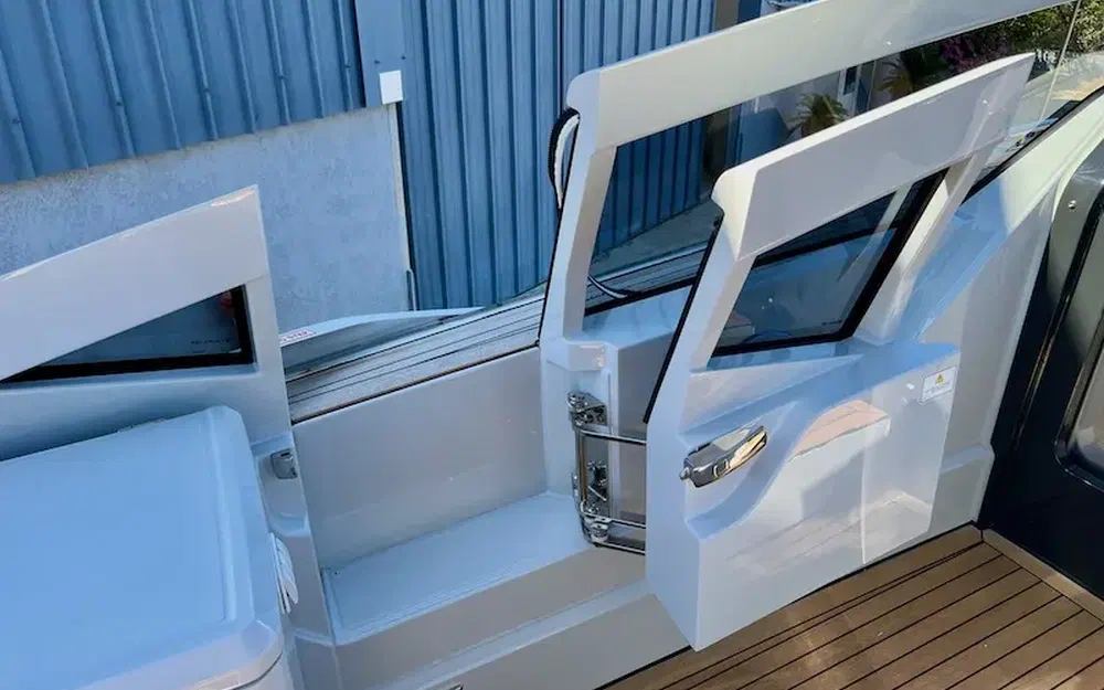 slider 16 Fairline F-Line 33