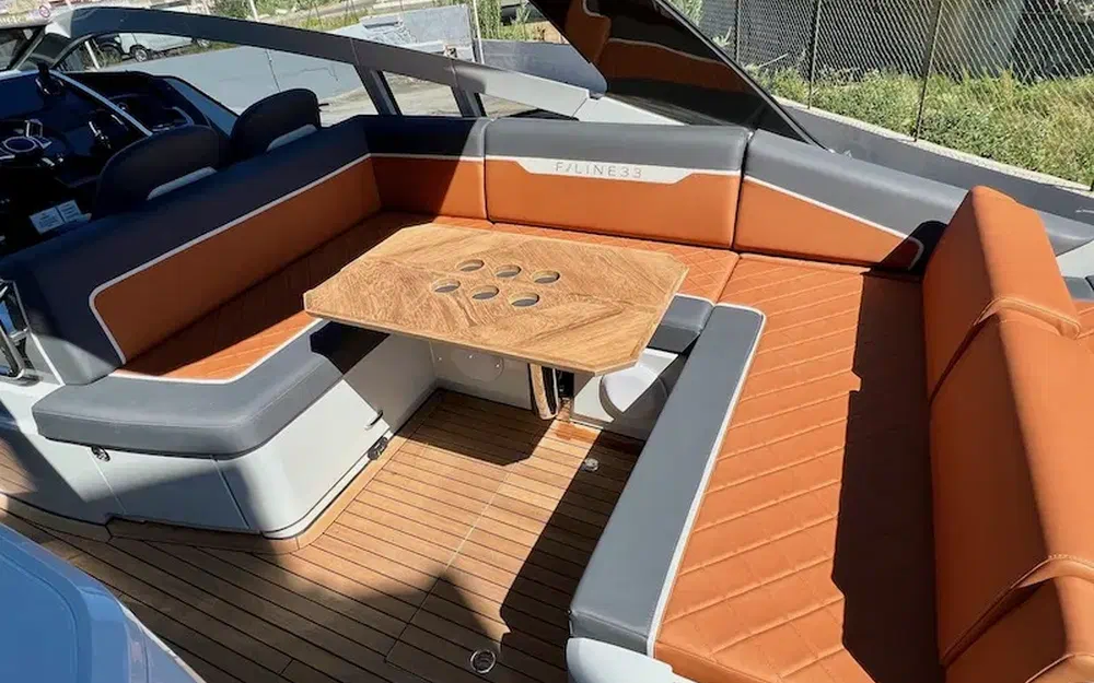 slider 8 Fairline F-Line 33