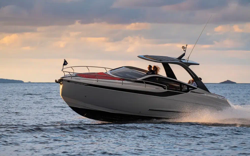 slider 10 Fairline F-Line 33