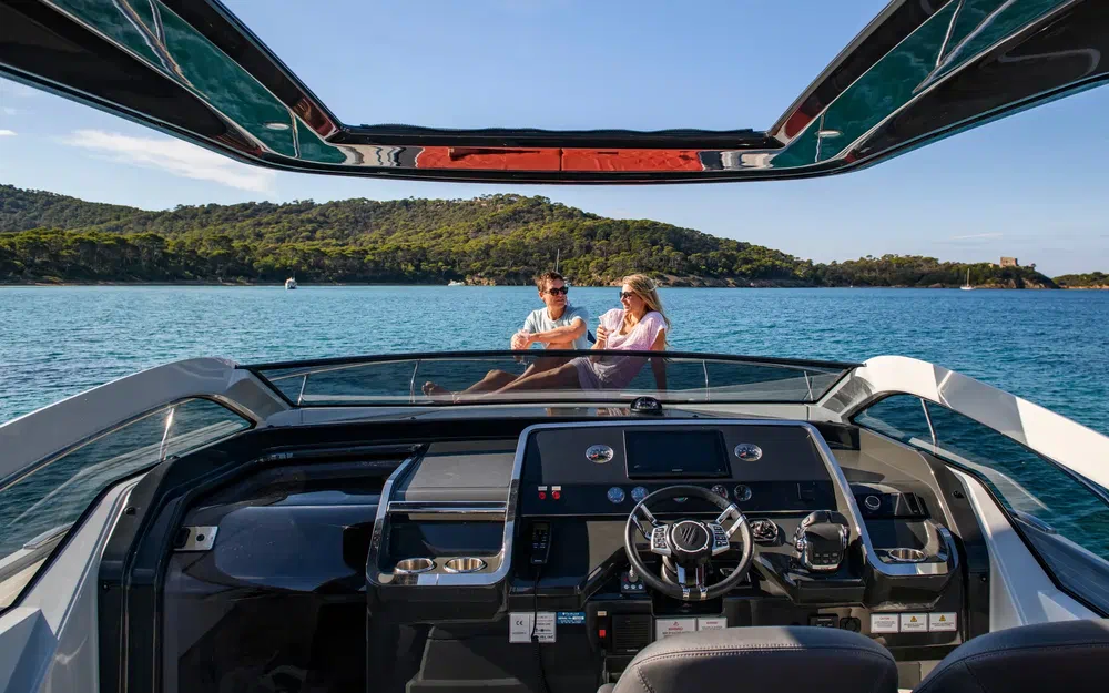 slider 11 Fairline F-Line 33