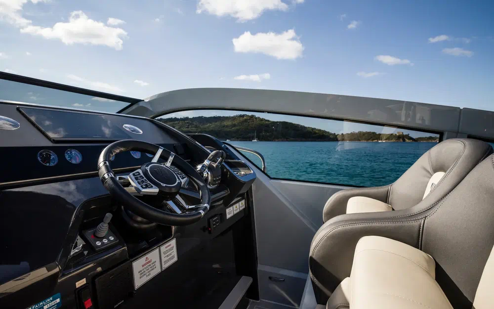 slider 12 Fairline F-Line 33