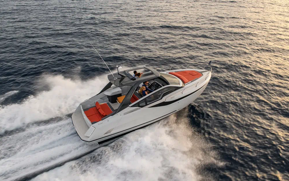 slider 1 Fairline F-Line 33