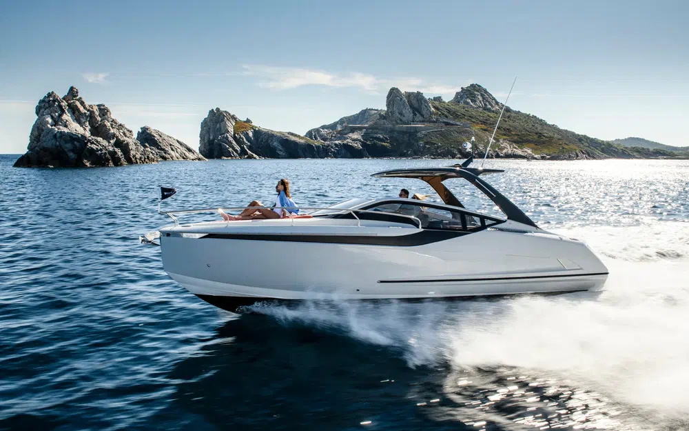 slider 2 Fairline F-Line 33