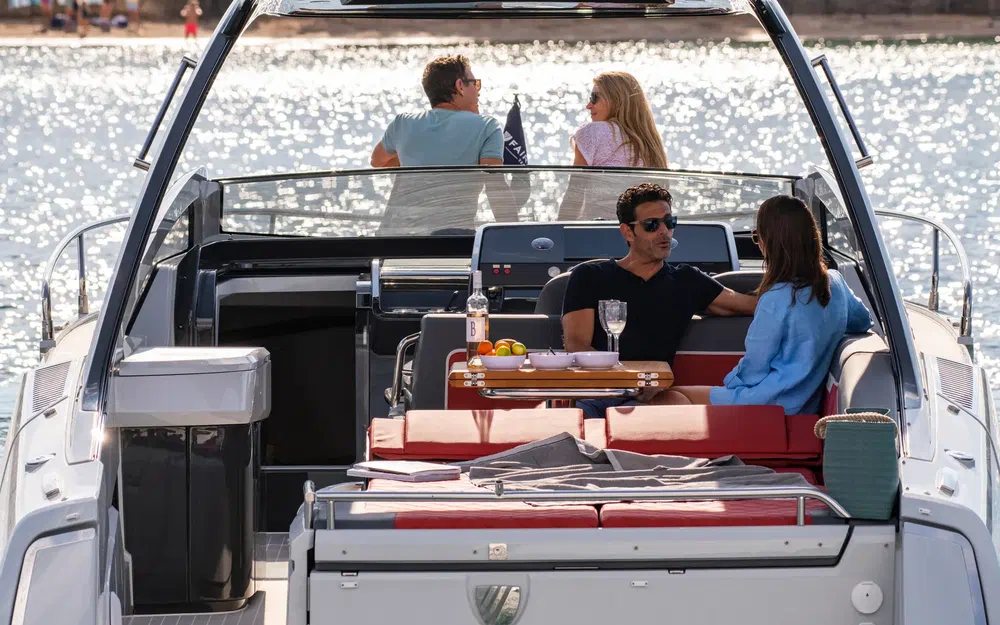 slider 8 Fairline F-Line 33