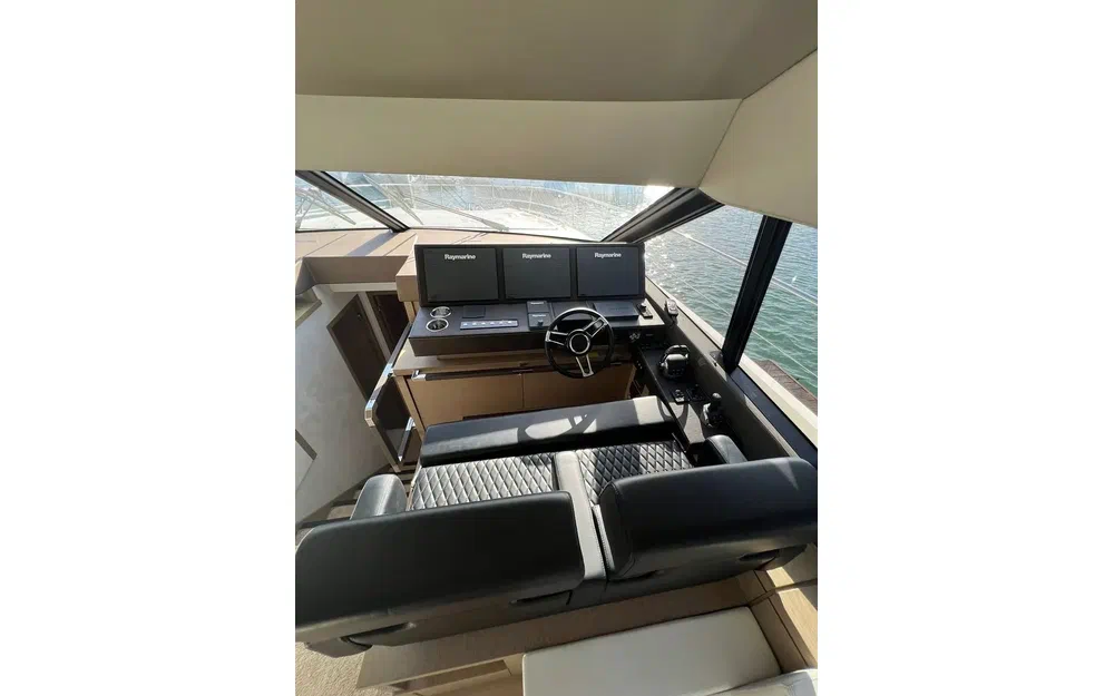 slider 11 Prestige Yachts 630 Fly