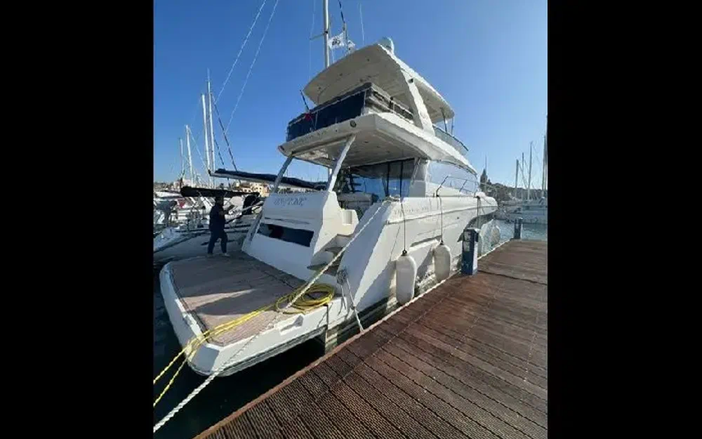 slider 1 Prestige Yachts 630 Fly