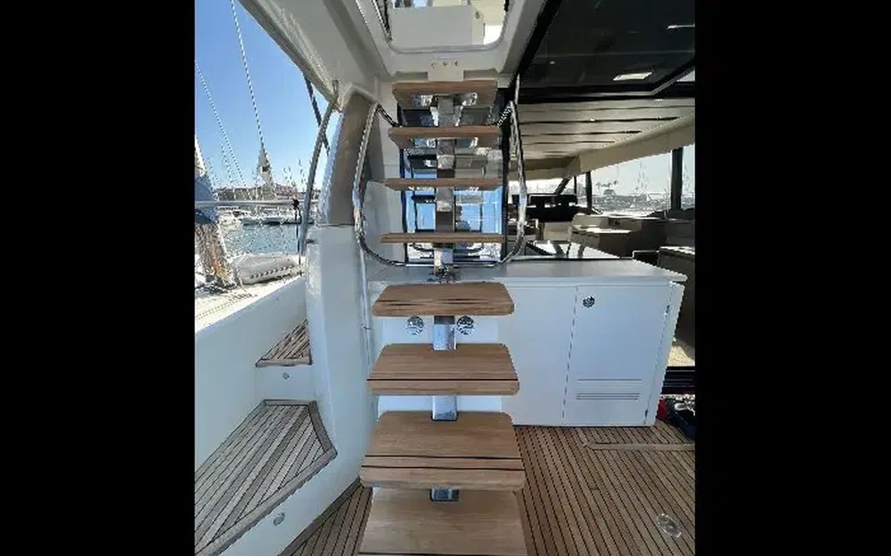 slider 4 Prestige Yachts 630 Fly