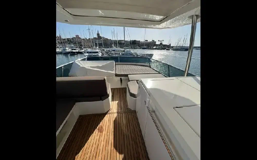 slider 5 Prestige Yachts 630 Fly