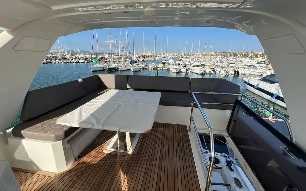 slider 6 Prestige Yachts 630 Fly
