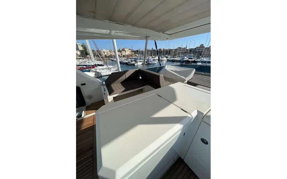 slider 7 Prestige Yachts 630 Fly