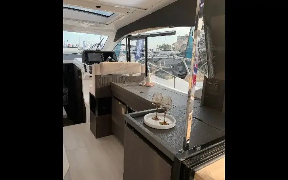 slider 9 Sealine  C390