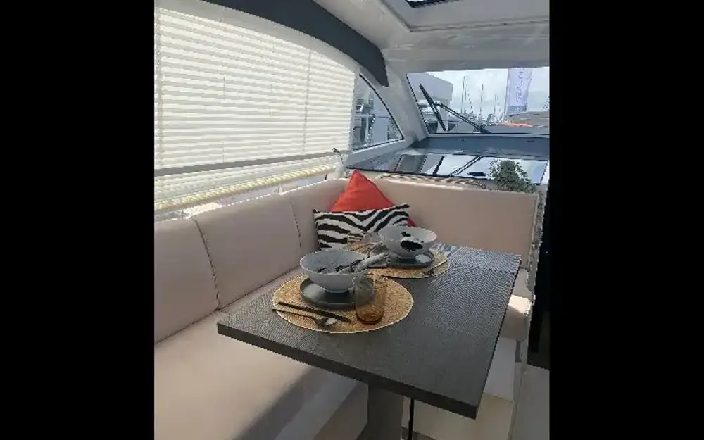 slider 11 Sealine  C390