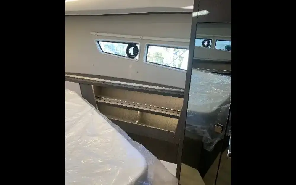 slider 11 Sealine  S335