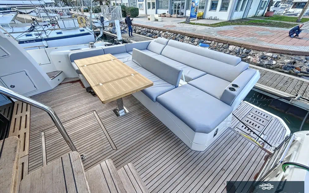 slider 2 Prestige Yachts Prestige 590 S